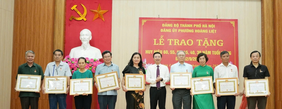 Đảng viên Đảng bộ Cotana Group nhận Huy hiệu 40 năm tuổi Đảng dịp Kỷ niệm 80 năm Cách mạng tháng 8 và Quốc khánh 2/9